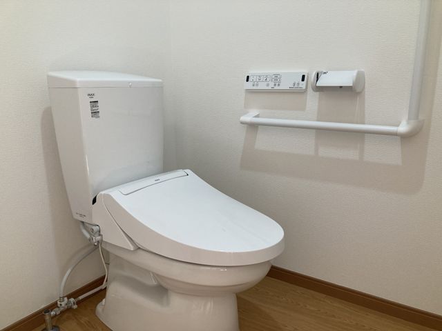 手すり付きのトイレ