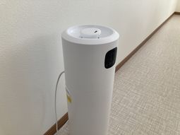 清潔な空気清浄機と廊下