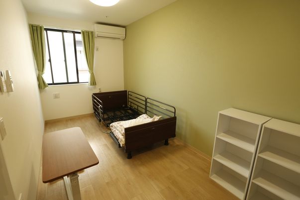 緑の壁がある居室