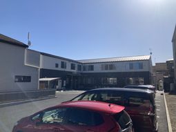 日中の広々駐車場