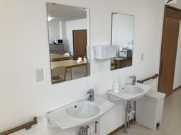 手洗い場のある廊下