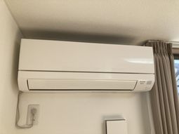 白い壁に設置されたエアコン