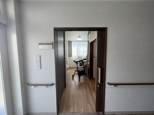 シンプルな居室の内部