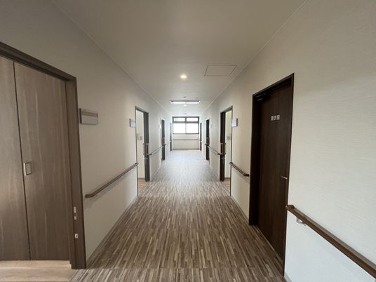 手すりがある廊下