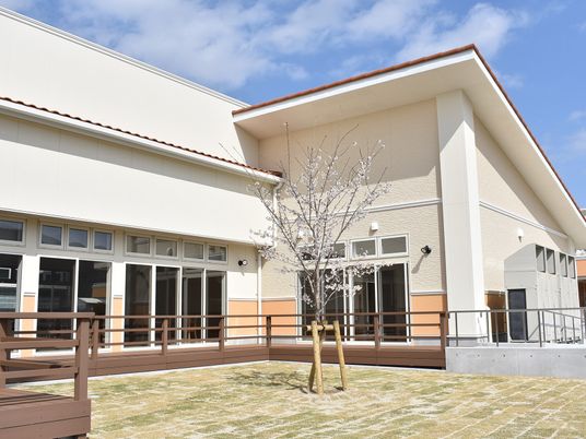中庭の桜が見える外観  