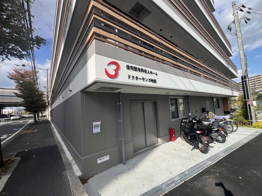 看板のある建物入口