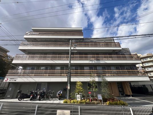 周辺に建物が立ち並ぶ外観