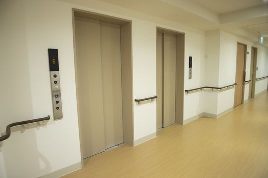 エレベーター前の廊下