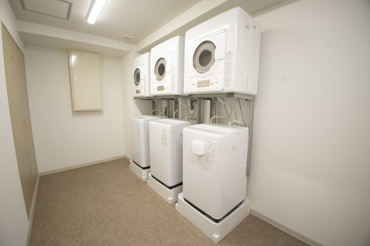 洗濯機が並ぶ部屋