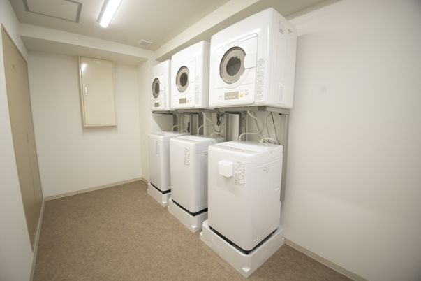 洗濯機が並ぶ部屋