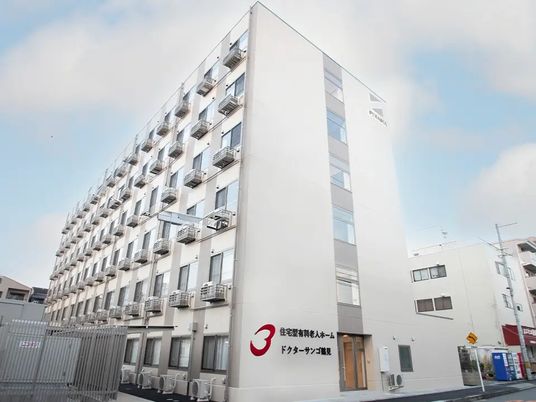白い外観の建物  
