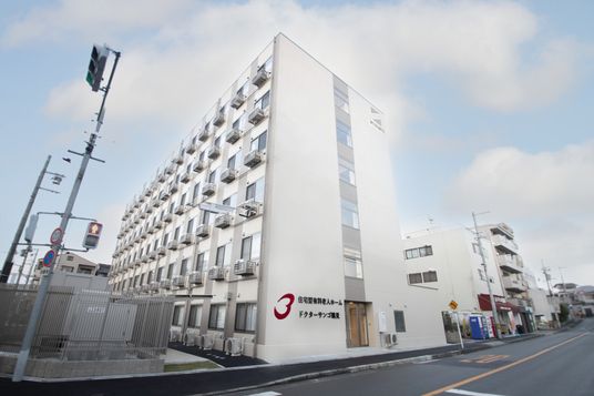 通り沿いの建物外観