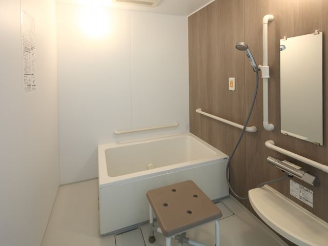 プライベートな浴室 浴室 ゆったり設計の浴室には、安全に配慮した手すりが完備されています。快適な入浴環境が整っています。