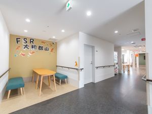 明るい廊下の風景