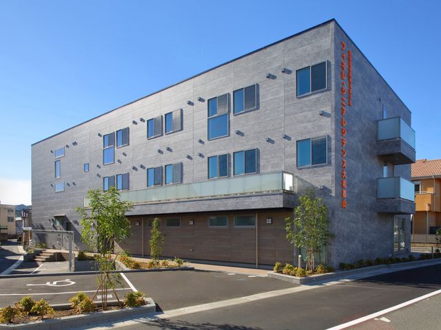 現代的な建物の外観 外観 モダンで機能的な建物が、快適な就業環境を提供しています。広々とした駐車スペースがあります。