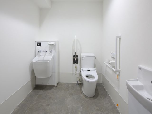 清潔なトイレ トイレ シンプルで使いやすいトイレです。手すりが設置され、安全に配慮されたデザインです。