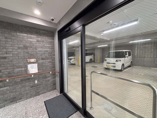 広い駐車場エントランス