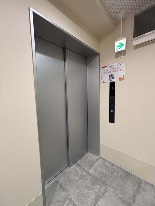 広々としたエレベーター