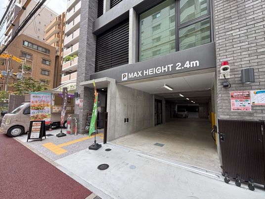 駐車場と建物正面