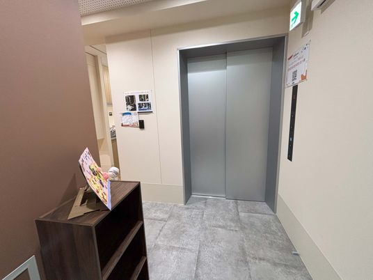 清潔なエレベーター付近