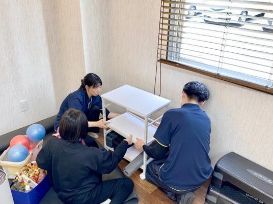 機能訓練室で準備する職員  
