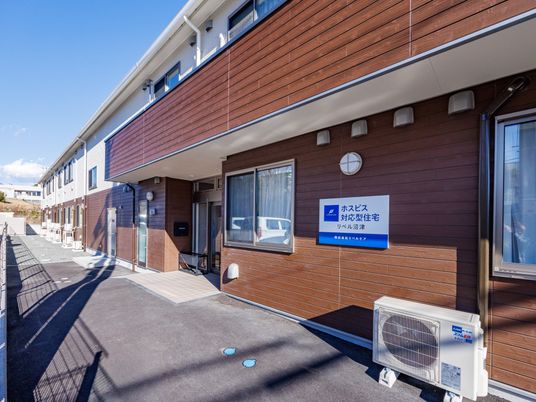 木のぬくもりを感じる施設外観
