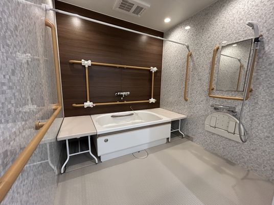 温かみある浴室