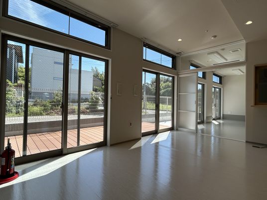 自然光が入る開放的なエリア