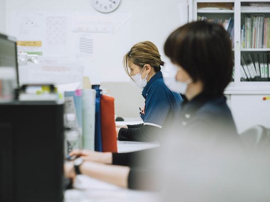 マスク姿で作業する職員のスタッフイメージ  