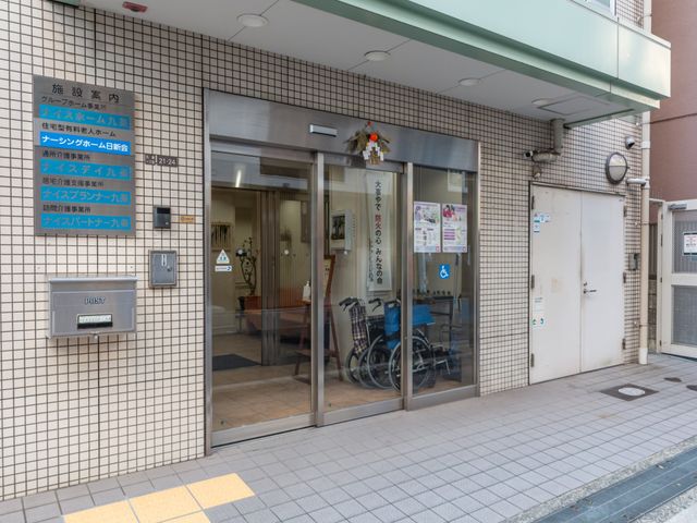 入り口の様子 エントランス 入り口はバリアフリーとなっており、車椅子でも安心してアクセスできます。