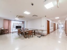 明るい廊下と休憩室