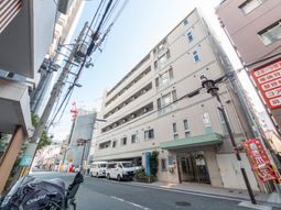 都市の通りに建つ施設外観