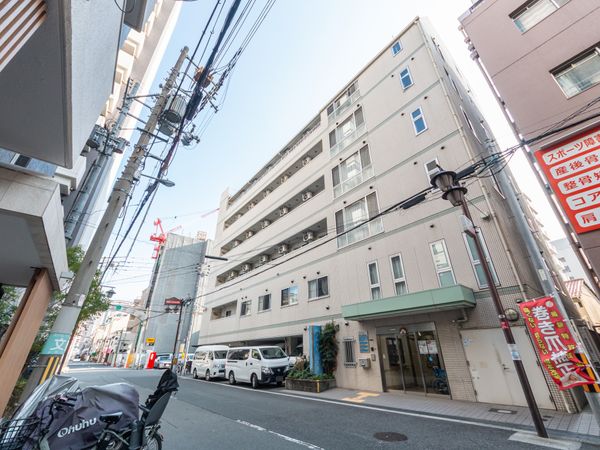 都市の通りに建つ施設外観
