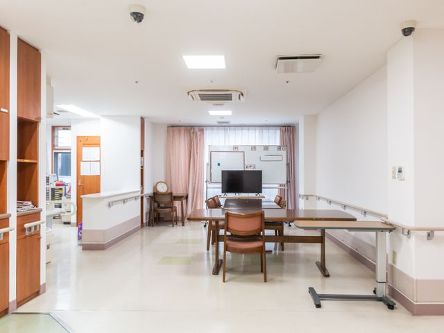 広々としたラウンジ ラウンジ 明るく広々としたラウンジでは、リラックスした雰囲気の中で自由に時間を過ごせます。