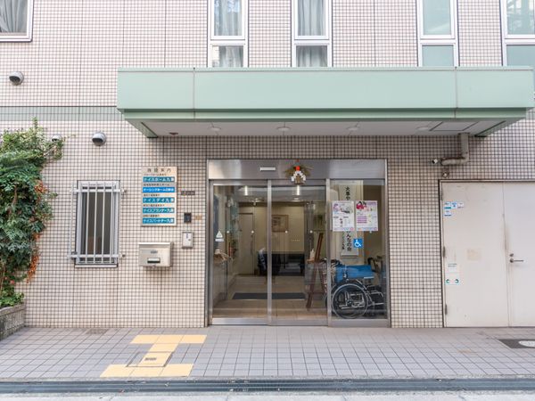 車椅子のあるエントランス