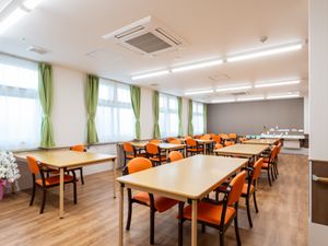 明るく広々とした食堂