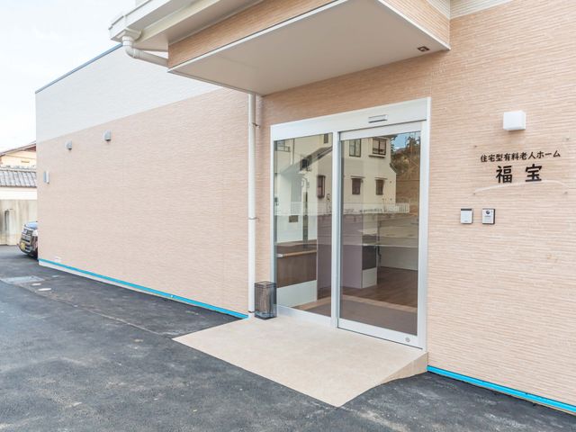玄関の入り口 エントランス 広々としたエントランスは、明るい印象を与え、訪れる人を温かく迎えてくれます。