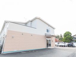 車が並ぶ建物の外観