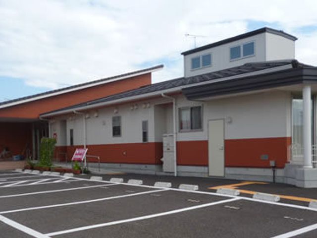 平屋の外観 外観 駐車スペースが広く、安全に配慮された建物です。シンプルで落ち着いたデザインが特徴です。