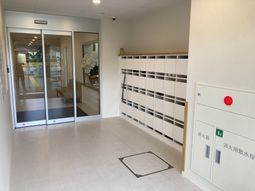 すっきりとした風景のエントランス