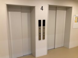 白いエレベーター前