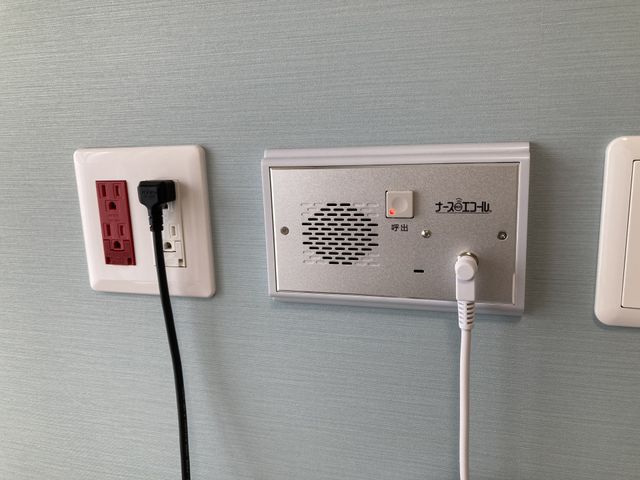 呼び出しボタンの壁面 内観 壁に設置された呼び出しボタンと充電コネクタで、緊急時にも迅速な対応が可能です。
