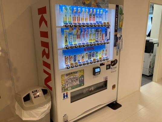 飲み物の自動販売機廊下
