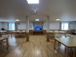 食事可能な明るい部屋