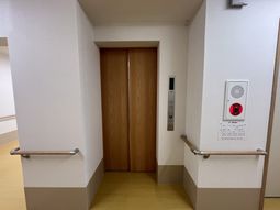手すり付きのエレベーター