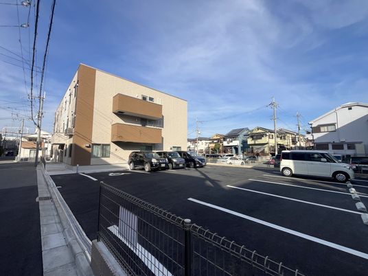 駐車場のある建物外観