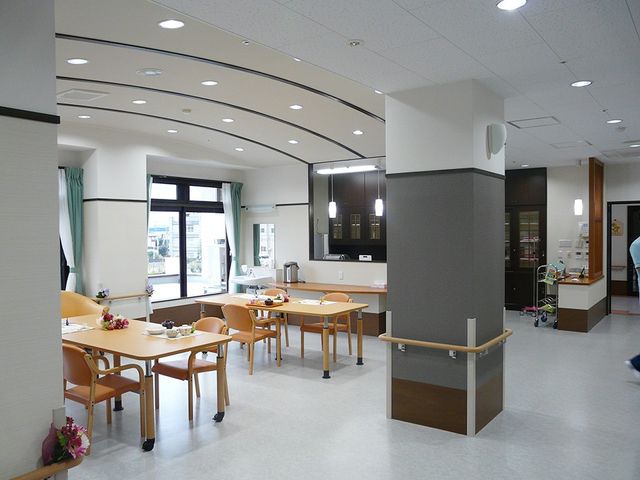 開放的な食堂 食堂 自然光が差し込む開放的な空間で、椅子に座ってゆっくりと過ごせます。