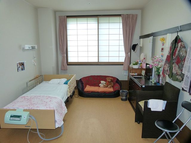明るい居室 居室 温かみのある個室です。広々とした空間と自然光が入る窓で、快適に過ごせます。