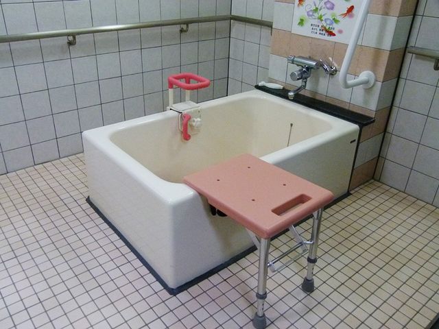 安心して使える浴室 浴室 多機能な設備を備えた落ち着いた雰囲気の空間です。安全に配慮された工夫がされています。