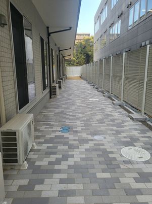 明るい屋外通路